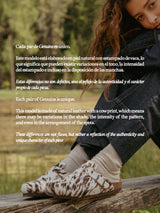 Zueco Genuins riva leather cow con estampado animal vaca y hebillas ajustables. Vista lifestyle explicando que cada par es único. 