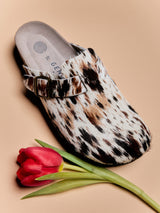 Zueco Genuins Riva leather cow de piel con estampado animal y hebilla ajustable, vista lateral