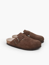 Zueco Genuins Riva velour brown con hebilla ajustable en correa, planta anatomica, piso de eva ligero