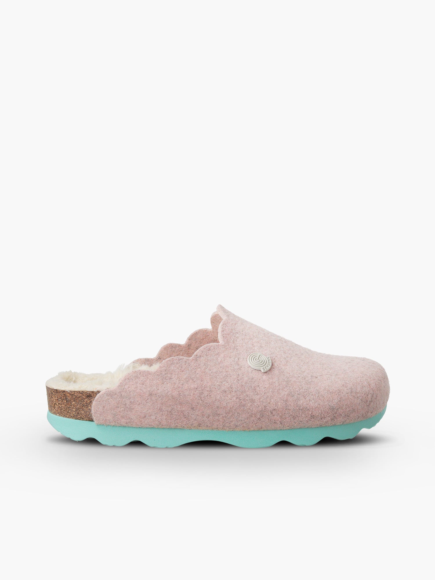 Zueco Candy felt color rosa de Genuins, de estar por casa, en. materiales veganos, animal free, con planta forrada en pelo sintetico, ideal para los pies más frioleros y que buscan un extra de comodidad en casa.