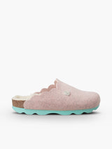 Zueco Candy felt color rosa de Genuins, de estar por casa, en. materiales veganos, animal free, con planta forrada en pelo sintetico, ideal para los pies más frioleros y que buscan un extra de comodidad en casa.