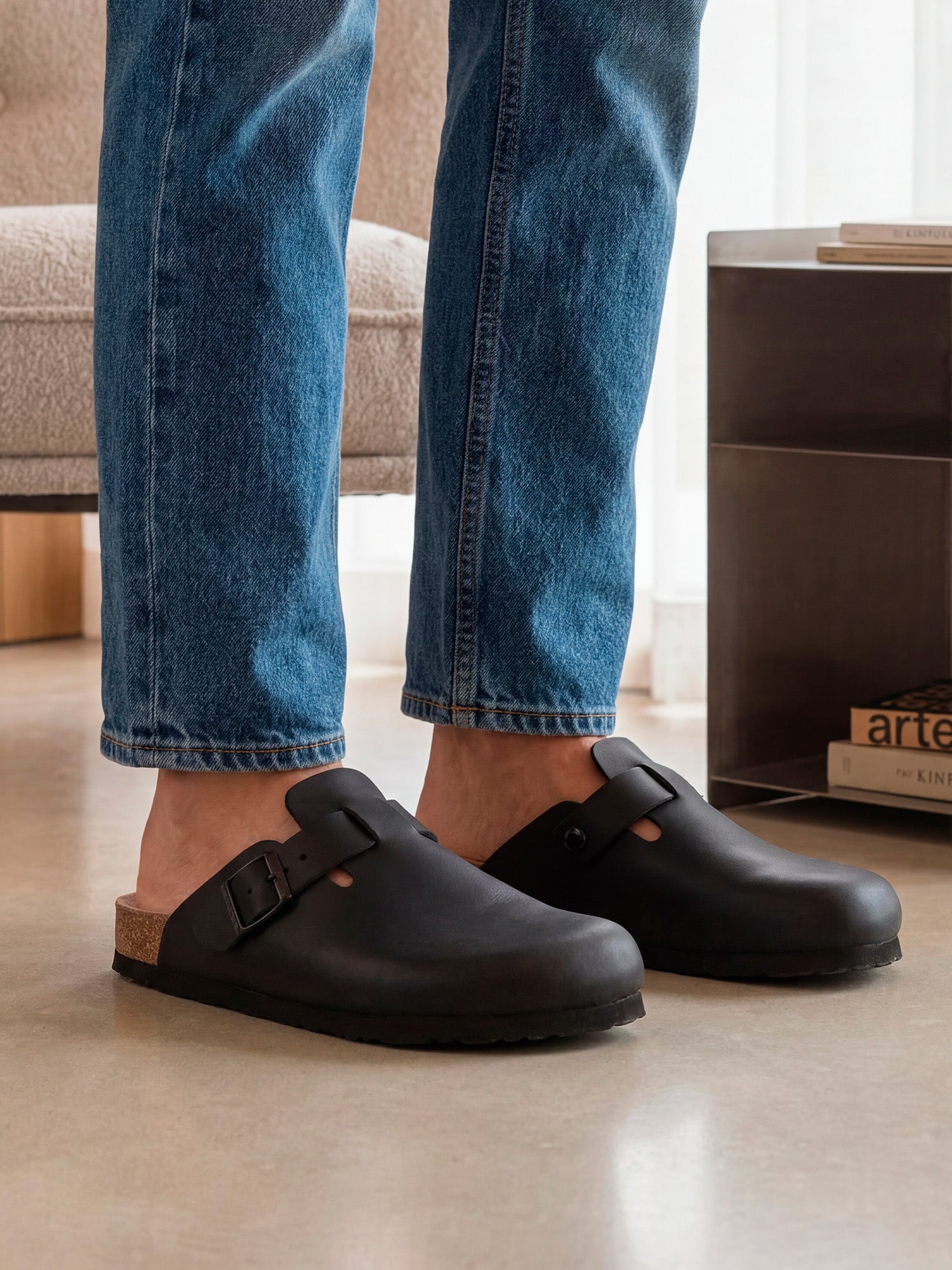 Zueco Genuins Riva de piel engrasada en negro 
