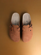 Zueco Genuins unisex elaborado con piel serraje en color marron caramelo y plantilla confortable con apoyo en aarco plantar