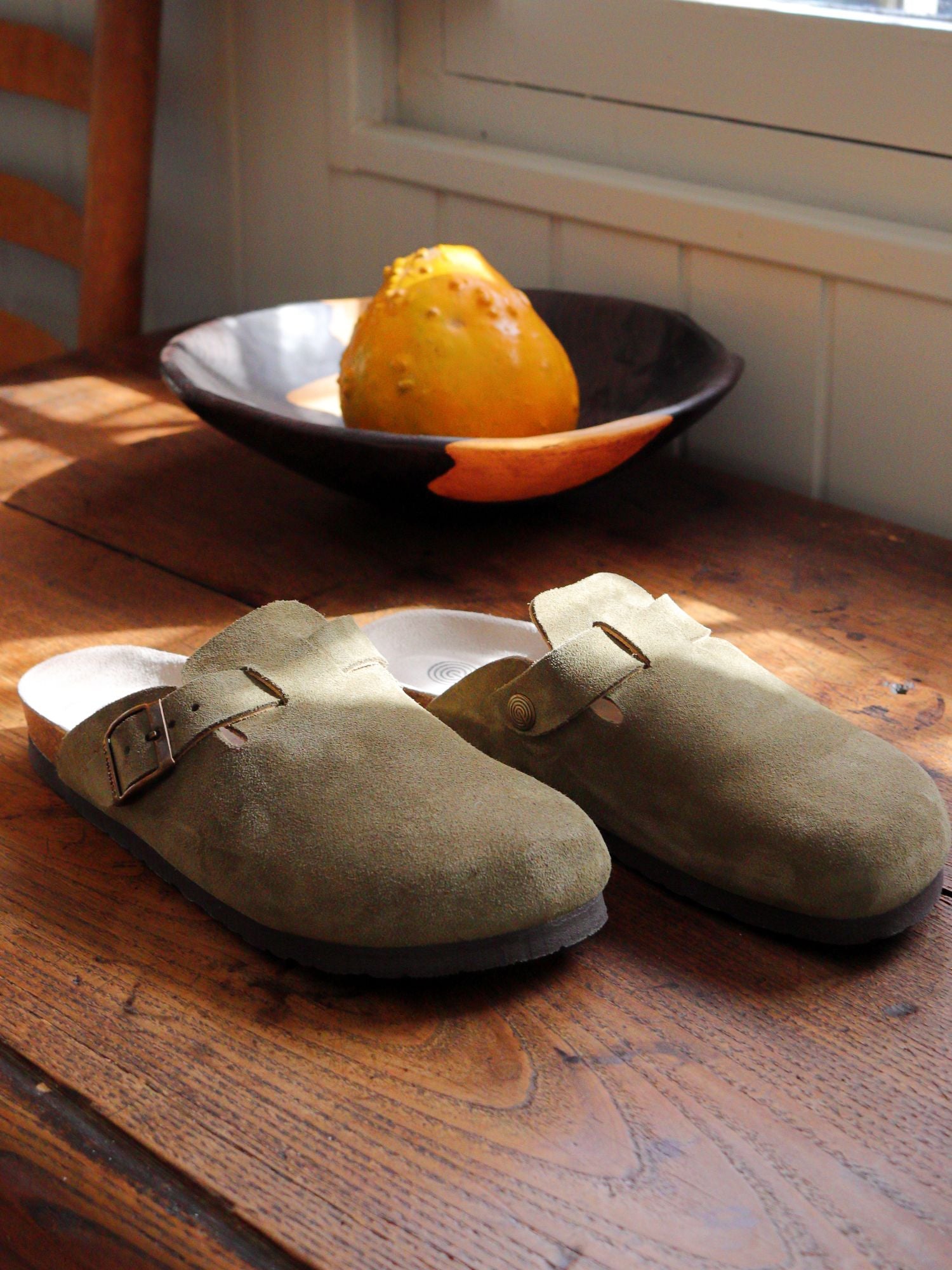 Zueco Genuins Riva de serraje en color kaki unisex