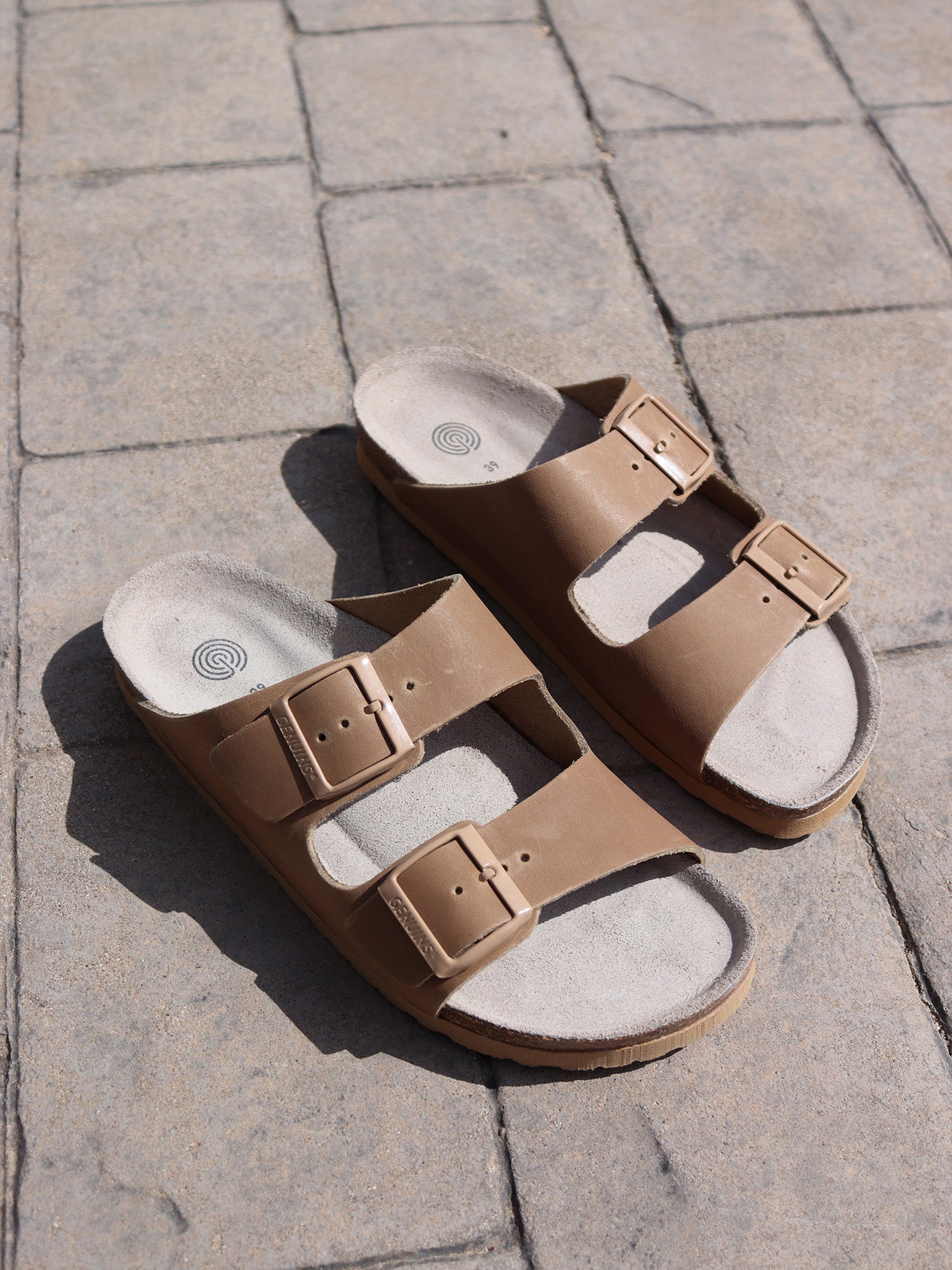 Sandalia genuins modelo hawaii oiled leather color marron caramelo con hebillas ajustables y planta anatómica