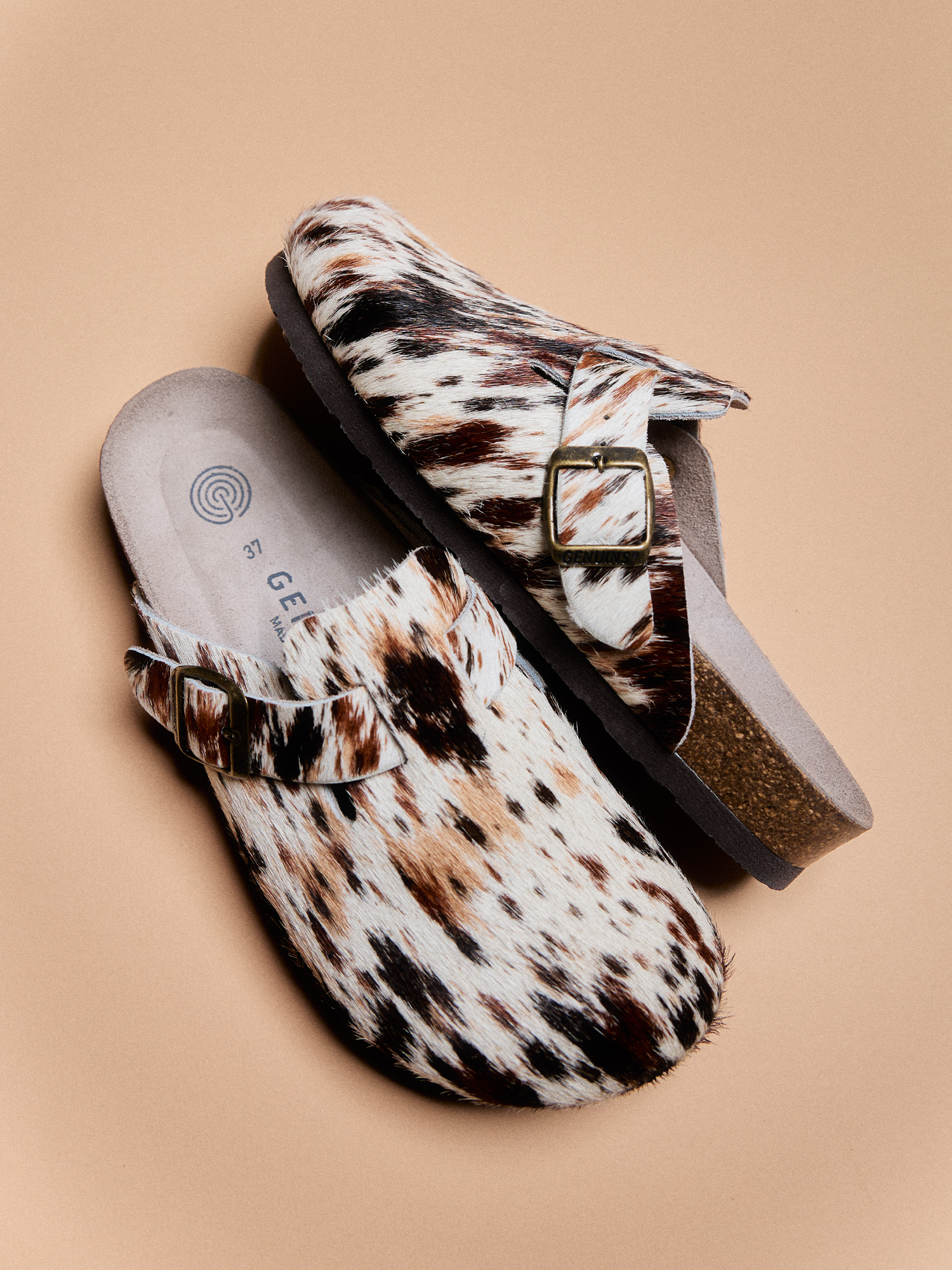 Zueco Genuins Riva leather cow de piel con estampado animal y hebilla ajustable, vista lateral