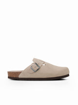 Zueco Genuins Riva  de piel serraje color taupe  con planta anatómica de caucho corcho y hebilla ajustable metálica para mujer en vista lateral  